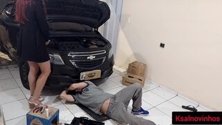 Žena v autě chce svého mechanika!
