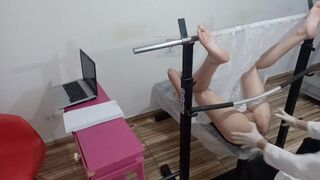 Red dospívající amatér otevírá pro perverzní gynekolog
