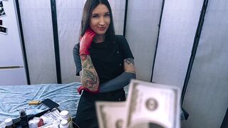 Sexy sestra v latexových rukavicích pomáhá svému pacientovi dát vzorky spermatu
