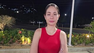 Sexy puberťačka uvízne na ulici a já jí pomůžu dostat její velký zadek domů