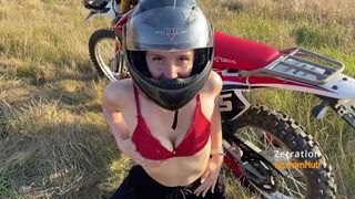 Horký motorkář kočka saje motorkář v enduro poli
