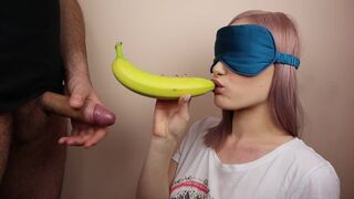 Malá nevlastní sestra hraje ve hře ovoce se zavázanýma očima