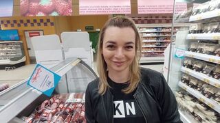 Potkala jsem ho nakupovat, on sál na veřejnosti, a spolknul obrovský stříkání