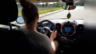 Sexy manželka sání cizí v autě na veřejné ulici
