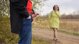 Šukání vystavovatele dospívající a cizinec na veřejnosti