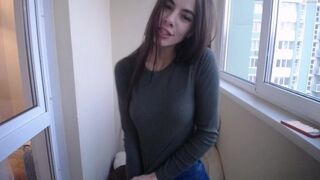 Pretty girl 's farm show her tits
