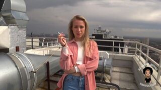 Horká děvka skoro spolkla ptáka na ulici