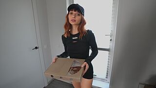 Sexy školačka kurýr jíst moje pizza a já fucked ji úzké kundička