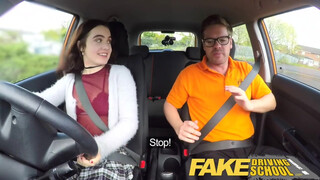 Falešná autoškola - nová studentská těsná kočička zasvěcena