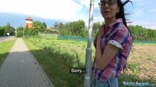 Public Agent - plachá dospívající dívka na louce