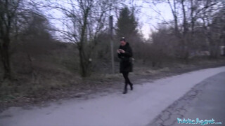 Public Agent - Alicia Wild ukazuje prsa