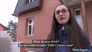 Public Agent - chytrý tinicsaj s brýlemi