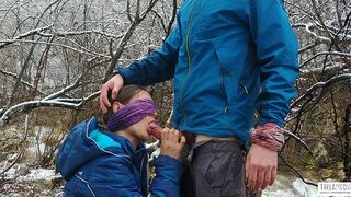 Veřejné kouření a kohout požití na břehu horské řeky
