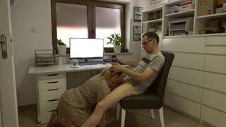 Sekretářka nosí kafe do kanceláře, pak tvrdě jezdí se svou úzkou kundičkou, tlačí se do obličeje
