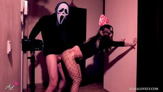 Maskovaný šílený tvrdý souložit hnědá dívka před zrcadlem - Halloween role hrát fetiš zdvojnásobí hra