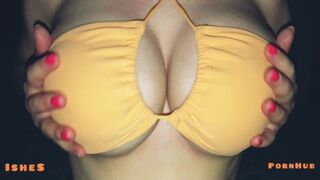 Prsa v bazénu v sexy podprsence