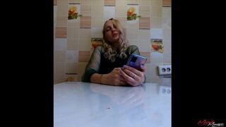 Blond dívka čtení Harry Potter sedí na vibrátor