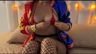 Ufo fucks horký Harley Quinn v červené mikrovlnné bikiny v každém otvoru