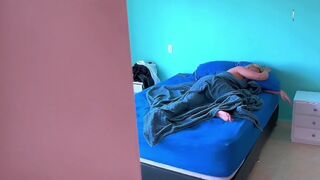 Překvapení, 18. narozeniny, budíček pro mou nevlastní sestru, máma mě přistihla, jak šukám její velký zadek a její úzkou kundičku. Část 1