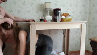 Dal mi rychlou kuřbu pod stolem