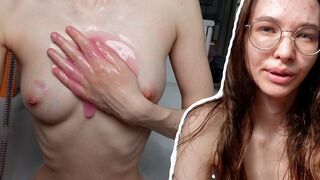 Perfektní hubená dospívající dívka mytí její malé tělo a holení její obří kundička rty