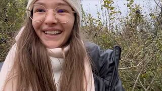 Wild 18- year-old dospívající močení na otevřeném s obří kočička