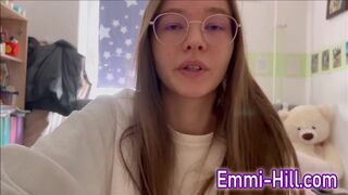 Teenage bitch dostane tvrdý prst a spreje!