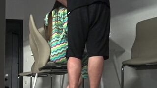 Horká dáma podvádí svého manžela se svou nejlepší kamarádkou v kuchyni
