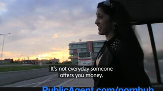 PublicAgent - sexy asijská kočka vyzvednutá na autobusové zastávce