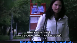 PublicAgent - kuřátko přistižené při močení