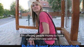 Katia vyzvednuta na autobusové zastávce