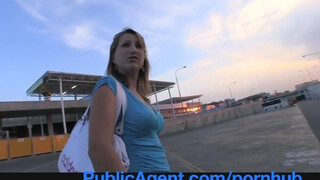 PublicAgent - chudák holka si opravdu myslí, že může být modelkou
