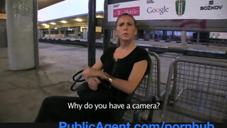 PublicAgent - smutná dívka čekající na vlak
