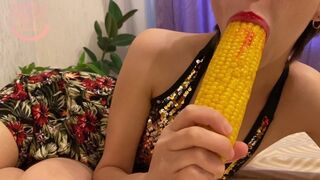 Malá Nika tvrdé anální hra s jídlem v 4k
