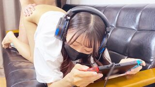 Teenage asijské dívka třese s orgasmy během hry, a pak dostane fucked tvrdě a plný
