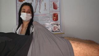 Horká sestřička se nechá překvapit svým ocáskem na nosítkách