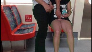 Oblečení dívka bez kalhotek ve vlaku rozmazlování cizí péro s rukama a pusou na veřejnosti