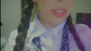 Sexy školačka plachý pokus nejprve masturbovat přes webkamery