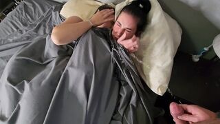 Chčije na dvě černé holky v posteli a líbají se v mokrých kalhotách