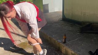 Chytil jsem sousedovu dceru, jak pije a potrestal jsem ji sklenicí