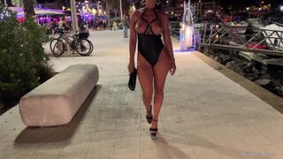 Big- breasted amatér sucks čurák a prst její kundička veřejně na ulici