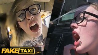 Tetovaný British Alt- Model ve sklenkách Hard postavený ve falešné taxi auto