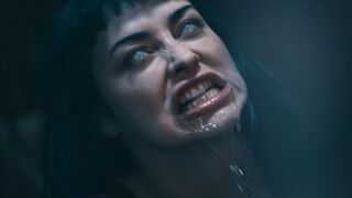 Sexy modrá vlasy punk dívka přechod - Jewelz Blu na parasited Channel Wild Mag Numbbal