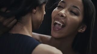 Ebony Vampire Mistress Lia Lin svádí latinsky velké-breasted dospívající dívka ve hře upíří hardcore mučení