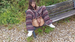 NemiBDesire - Italská dívka masturbuje na lavičce
