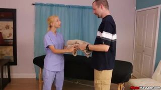 Blond dospívající nabízí svému klientovi hrubý šťastný konec v Nookik