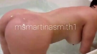 martinasmith kouří svého přítele ve vaně