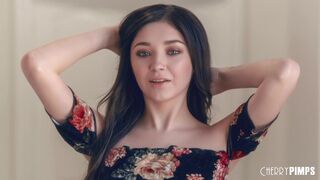 Teenage Luna miluje lízat koule a sát před jízdou na Cherry Pimps Studios