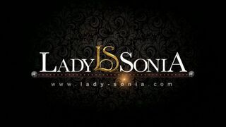 Lady Sonia ukazuje svádění britské MILF v oblékání mladé dívky