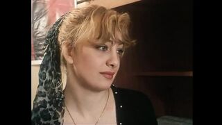 Blondýnka big- breasted holky sání chlupatý kundička s obrovský péro v retro scéně